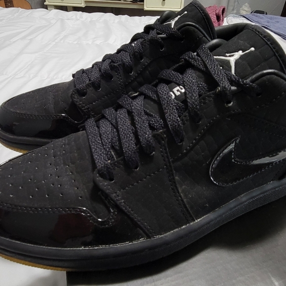 Jordan Other - Jordan Retro 1's low sz 9 black